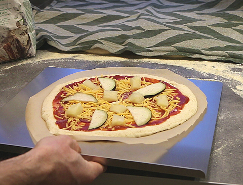 Pizzaspaden med ubagt pizza på