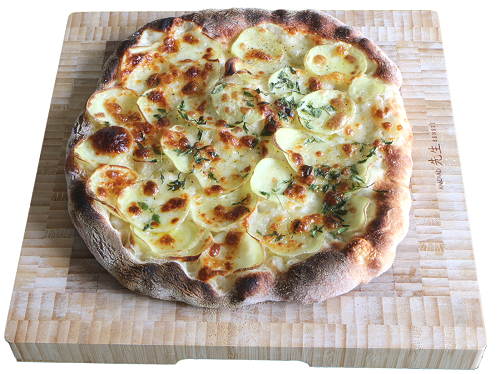 Kartoffel pizza bagt på pizzastål